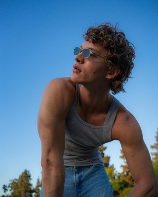 PHOTOGRAPHER: CHRISTINA ADRIANA
Keywords: connor;storrie;publications;photoshoots;2023;don't;worry;be;crappy